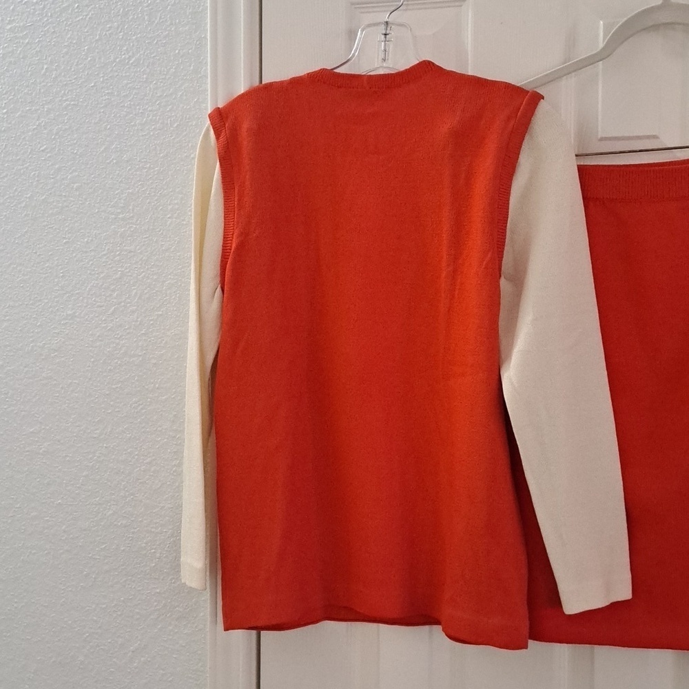 Vintage St. John Separates Vibrant Orange and Cream Knit Skirt Set Sz 2 - Picture 4 of 7